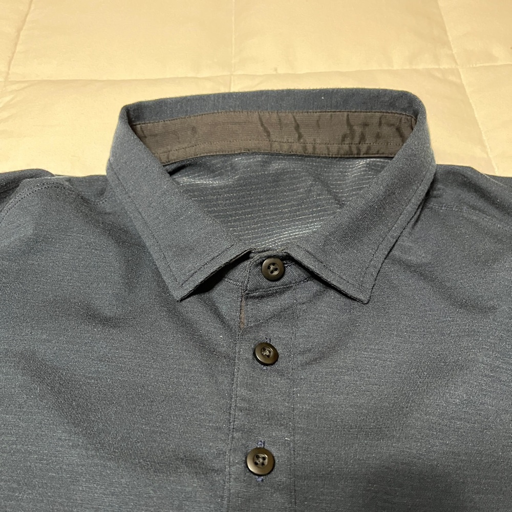Lululemon navy men’s M polo short-sleeve shirt
